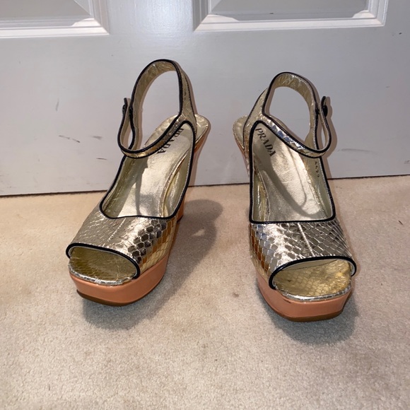 Prada gold sling back peep toe wedge with black trim size 7 - Picture 9 of 13